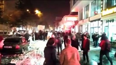 Çatıdan düşen kar kütlesi araçları kullanılamaz hale getirdi