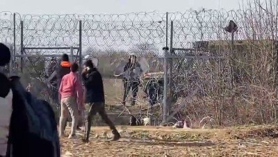 nani - Pazarkule'de yunan polisi ve askerleri düzensiz göçmenlere müdahale ediyor - EDİRNE Videosu