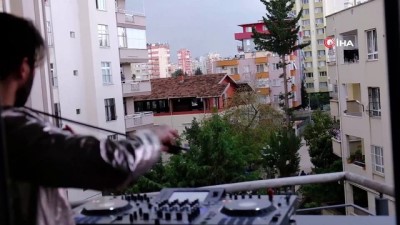  - Adanalı kemancı evinden çıkmayan komşularına balkondan konser verdi
- Keman sanatçısı Uğur Yıldırım balkonundan komşularına Çanakkale Türküsü'nü çaldı