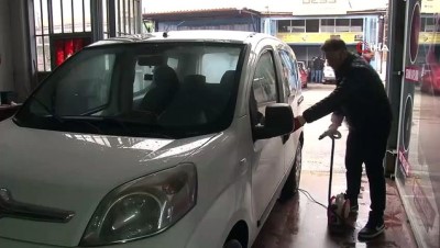 hassasiyet -  Fırsatçılara kızdı, vatandaşların araçlarını ücretsiz dezenfekte ediyor Videosu