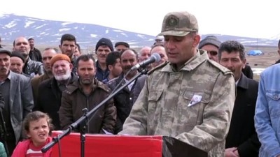 koy mezarligi - İdlib şehidi Uzman Çavuş Atabey son yolculuğuna uğurlandı - AĞRI Videosu