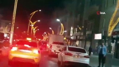 taksi duraklari -  Hakkari’de taksiciler sağlıkçılara kornalı destek Videosu