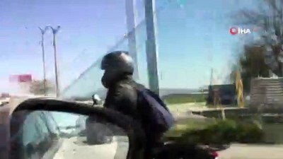 motosikletci -  Müzik dinleyen motosikletçiden trafikte tehlikeli hareketler Videosu