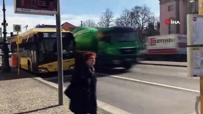 yasli bakim evi -  - Pazartesi gününden itibaren Almanya’nın tamamında sokağa çıkma yasağı uygulanabilir
- Yaşlı bakımevinde 9 kişi öldü Videosu