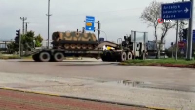 askeri konvoy -  Sınır hattına obüs, tank ve komando sevkiyatı Videosu