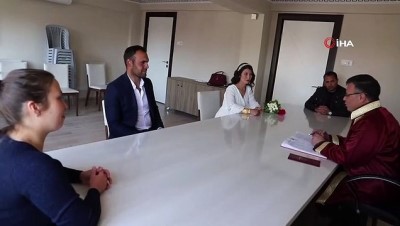 sahit -  Törensiz nikahta damatla gelin mesafeli oturdu Videosu