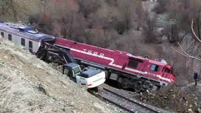 yolcu treni - Yolcu treninin lokomotifi raydan çıktı - ELAZIĞ Videosu