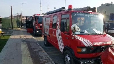 damacana - Bahçelievler'de araçlara sıçrayan konteyner yangını söndürüldü - İSTANBUL Videosu