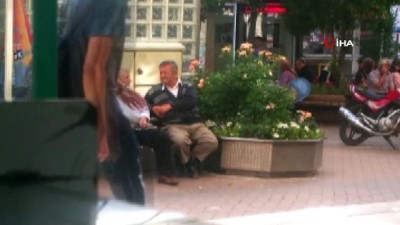 kamera -  Bankta oturan yaşlılara sulu ikaz Videosu