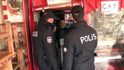  İstanbul’da polis sokağa çıkma yasağına uymayan yaşlıları uyardı