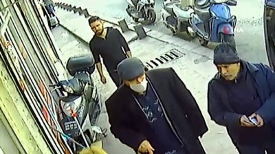 emekli maasi -  Korona virüsü bahane edip yaşlı adamı “kolonya” uzatıp gasp eden şahıs kamerada Videosu