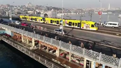 kamera -  Olta balıkçıları korona virüse rağmen Tarihi Galata Köprüsü’nde Videosu