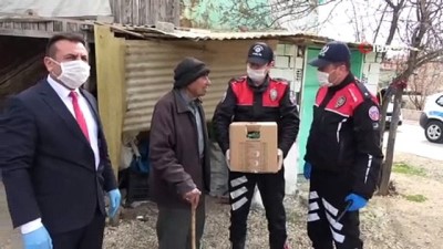 gida yardimi -  Uşak’ta evlerinden çıkamayan yaşlılara yardım kolilerini polis götürdü Videosu