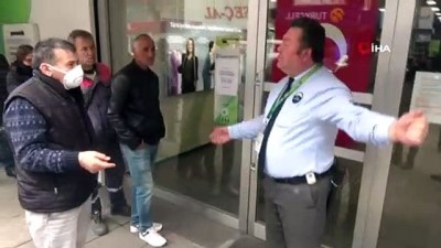 guvenlik gorevlisi -  65 yaş yasağına rağmen para çekme inadı Videosu