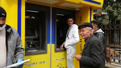 sokaga cikma yasagi -  77 yaşındaki dede ikna olmadı, 'Yakışıklı çekilmek' istedi Videosu