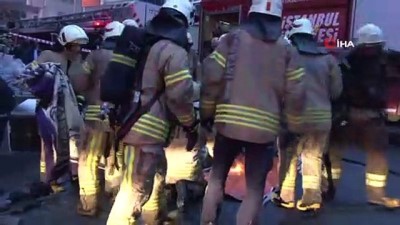  Esenyurt'ta yangın paniği: 2 işçi yerde böyle yardım bekledi