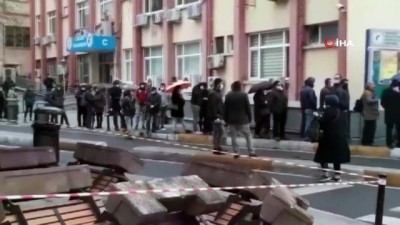 hastane bahcesi -  Bakırköy'de hastanede korona virüs test kuyruğu Videosu