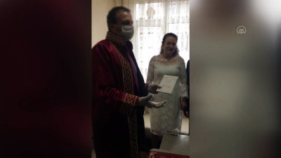 Bayrampaşa'da bir çiftin nikahı Kovid-19 tedbirleri kapsamında evde kıyıldı - İSTANBUL