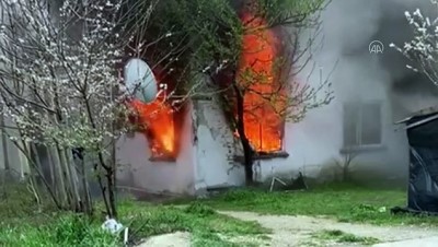 Düzce'de çıkan yangında 2 katlı evde hasar oluştu