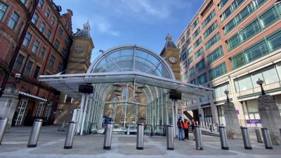 pazar gunu - İngiltere'de sokağa çıkışlar sınırlandırıldı, ticari işletmeler kapatıldı - LONDRA Videosu