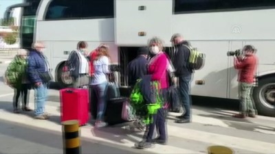 karantina - KKTC'de karantina altındaki turist kafilelerinin ülkelerine dönüşleri başladı - LEFKOŞA Videosu