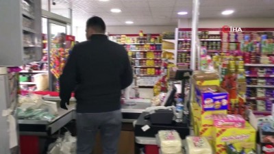 ispanya -  Müşteri kısıtlamasına, dezenfektan ve eldivenli önlem Videosu