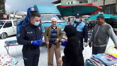  Pazar yerinde gezen 65 yaş üstü vatandaşlar polis tarafından alınıp evlerine bırakıldı
