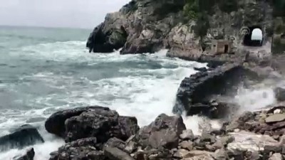 gard - Rüzgar nedeniyle dalgalar mendireği aştı - ZONGULDAK Videosu
