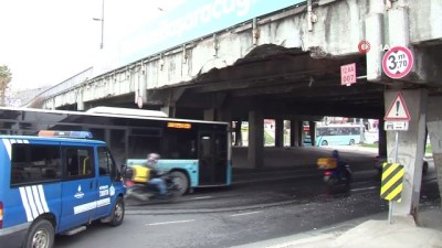 ust gecit -  Unkapanı Köprüsü’nde trafiği kitleyen kaza...Kamyonet üst geçide çarptı Videosu