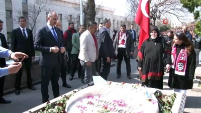  Bakan Gül, merhum Muhsin Yazıcıoğlu'nu kabri başında andı