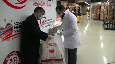 yardim paketi - Beyoğlu Belediye Başkanı Yıldız, Şadiye teyzenin yardım paketini teslim etti - İSTANBUL Videosu