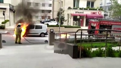  Kadıköy’de otomobilin sokak ortasında alev alev yandığı anlar kamerada