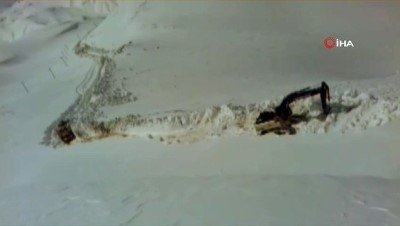  Kar kalınlığının 5 metreyi bulduğu Hakkari'de çalışmalar sürüyor