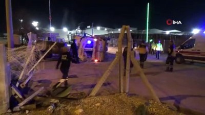  Tekeri patlayan ambulans beton bariyere çarparak fabrika bahçesine devrildi: 3 yaralı