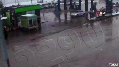  Benzin istasyonu çıkışındaki korkutan kaza kamerada