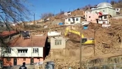  Doğanyol’da hasarlı evler yıkılmaya başlandı