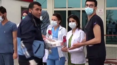 akarca - Erciş'te sağlık çalışanlarına karanfil dağıtıldı - VAN Videosu
