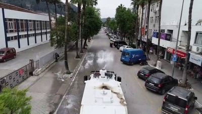 ilginc goruntu - Fethiye'de TOMA ve belediye araçları caddeleri yıkadı - MUĞLA Videosu