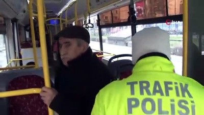  İstanbul’da trafik polisleri halk otobüslerini denetledi