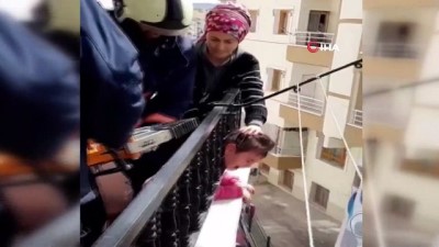  Küçük kızın kafası balkon demirlerine sıkıştı, itfaiye ekipleri kurtardı