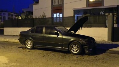 Adana'da kundaklanan otomobilde hasar oluştu