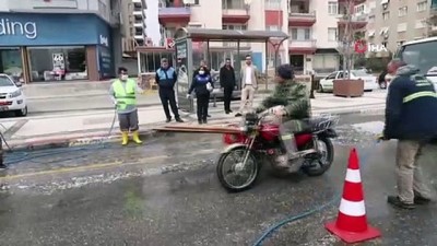  Alaşehir'de ilçeye giriş yapan araçlar dezenfekte ediliyor, sürücülerin ateşi ölçülüyor
