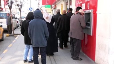  Banka önlerinde sosyal mesafeye uymadılar