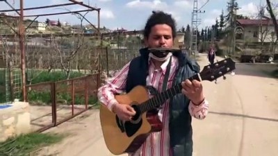 bulduk - Kovid-19 tedbiri alan yaşlılara mızıka ve gitarıyla konser veriyor - MERSİN Videosu