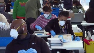 saglik uzmani - NYC Belediye Başkanı Blasio, Kovid-19 için yüz maskesi üreten fabrikayı gezdi - NEW YORK Videosu