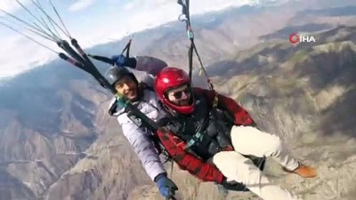 yerel yonetim -  Yamaç paraşütü kullanarak ilçeden il merkezine uçtular Videosu