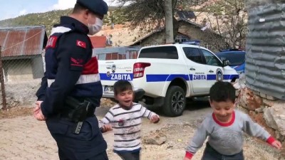 calisan cocuklar - Çocukların jandarma ekibine sevgi gösterisi gülümsetti - ANTALYA Videosu