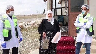 Gürpınar'da 65 yaş üzeri vatandaşların evine sıcak yemek götürülüyor - VAN