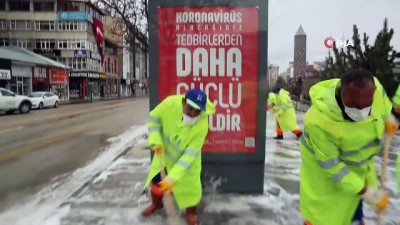  Kaldırımlar köpüklü su ile yıkandı