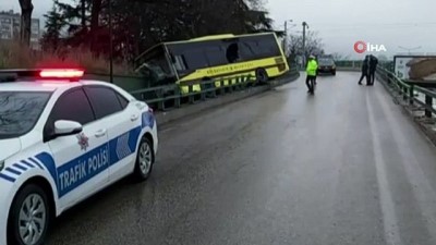 koprulu -  Otobüs, köprülü kavşakta asılı kaldı Videosu